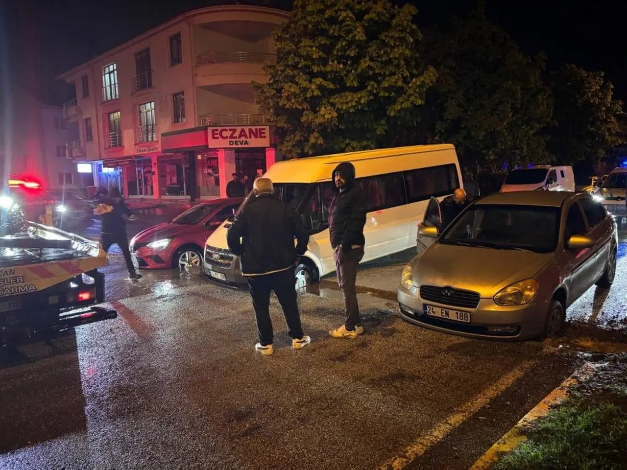 Çalışma sonrası önlem alınmadı! Yağmurda yol çöktü, araçlar çukurda zarar gördü