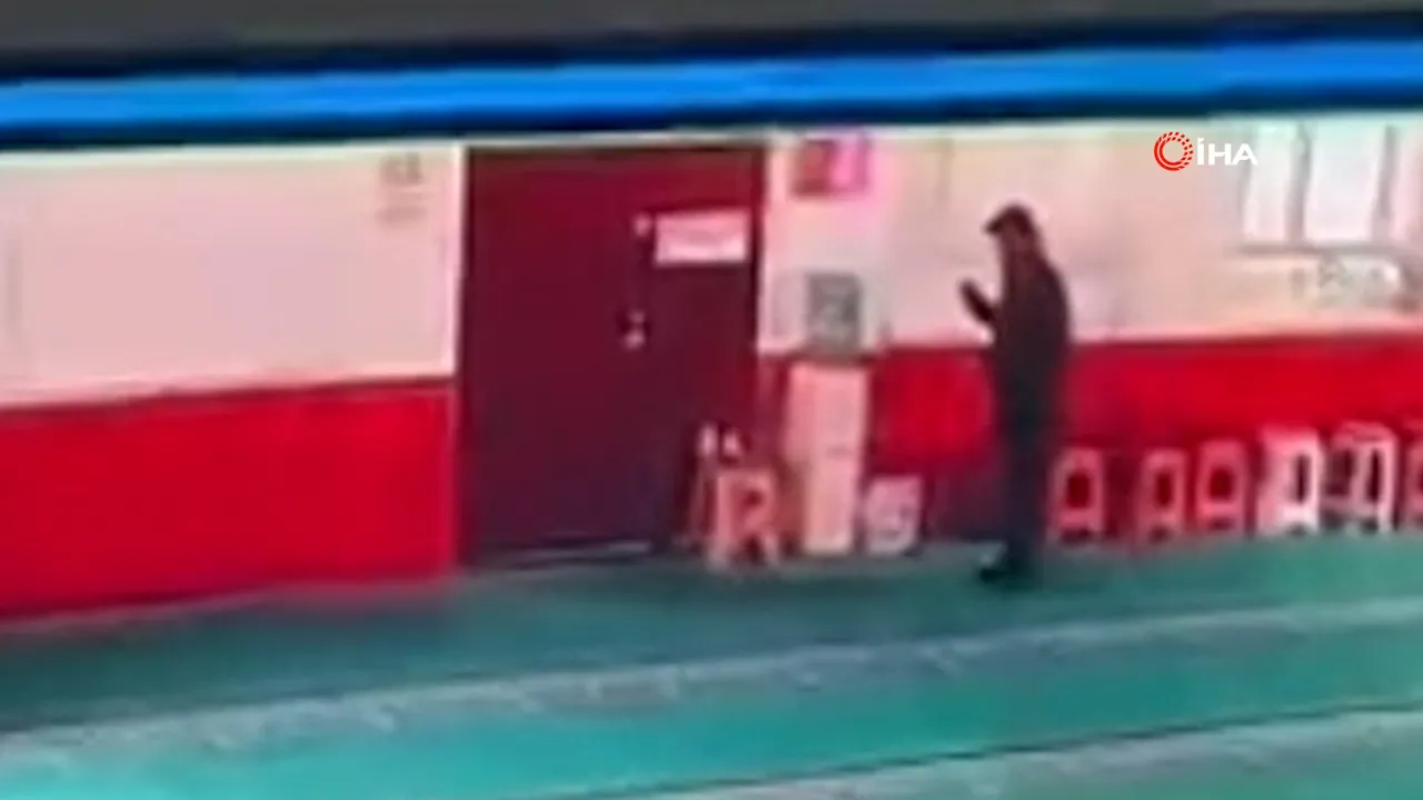 Camiye girip etrafı gözetledi, sadaka paralarını gözünü kırpmadan boşalttı! O anlar kamerada