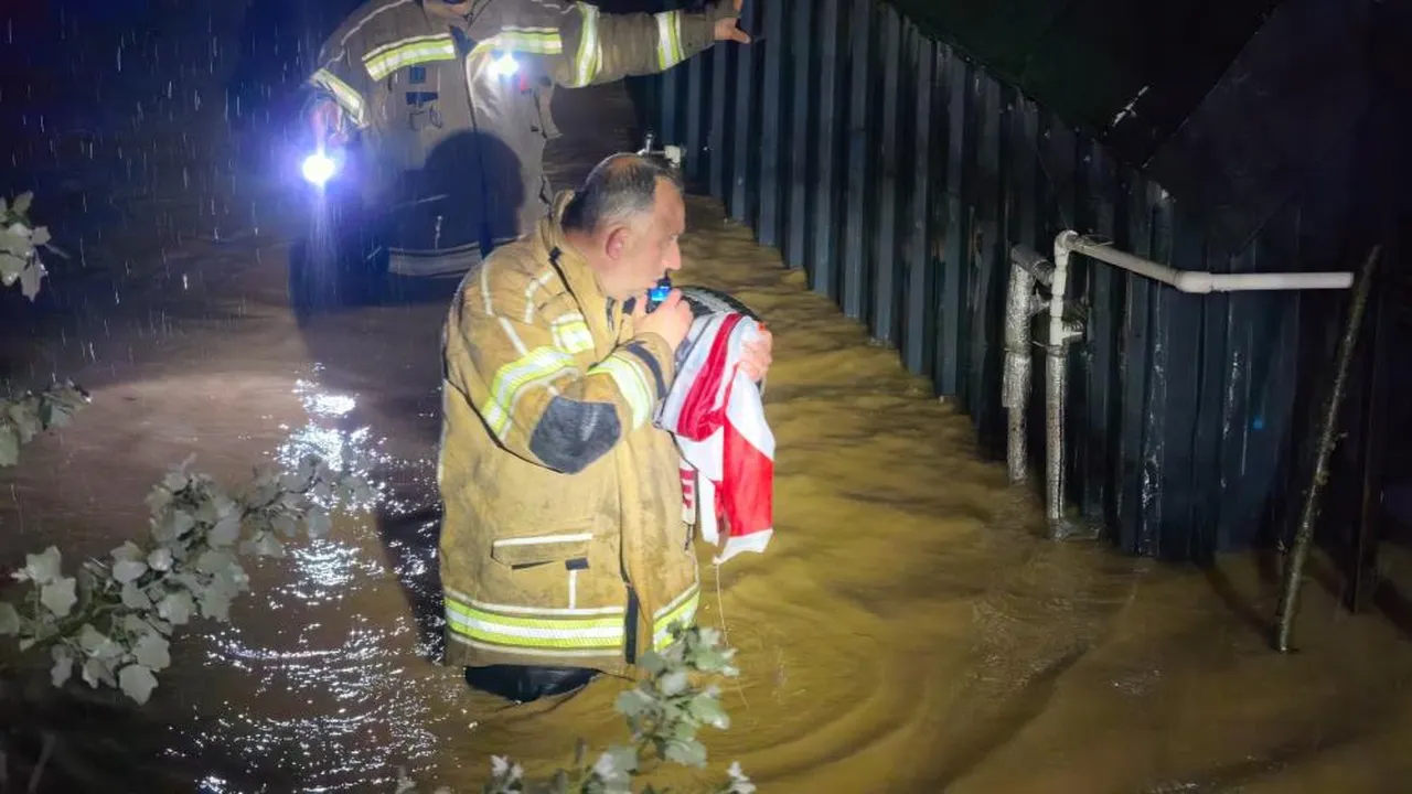 Dere taştı, ölümden döndü! Ambulansa binerken yaptığı hareket duygulandırdı