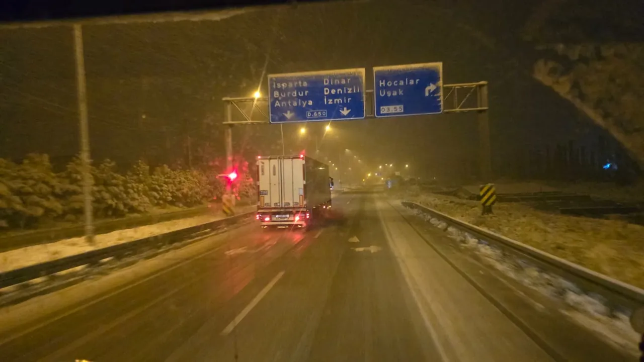 Gaziantep ve Şanlıurfa'nın ardından Afyonkarahisar'da eğitime 'kar engeli'... Baharın ortasında felaket tablosu