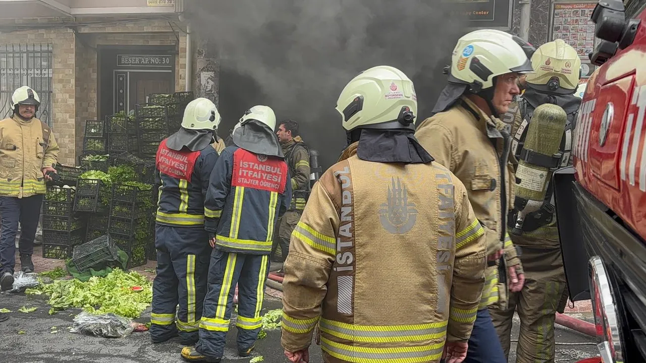 İstanbul'da zincir market deposunda yangın! Binada mahsur kalanlar kurtarıldı