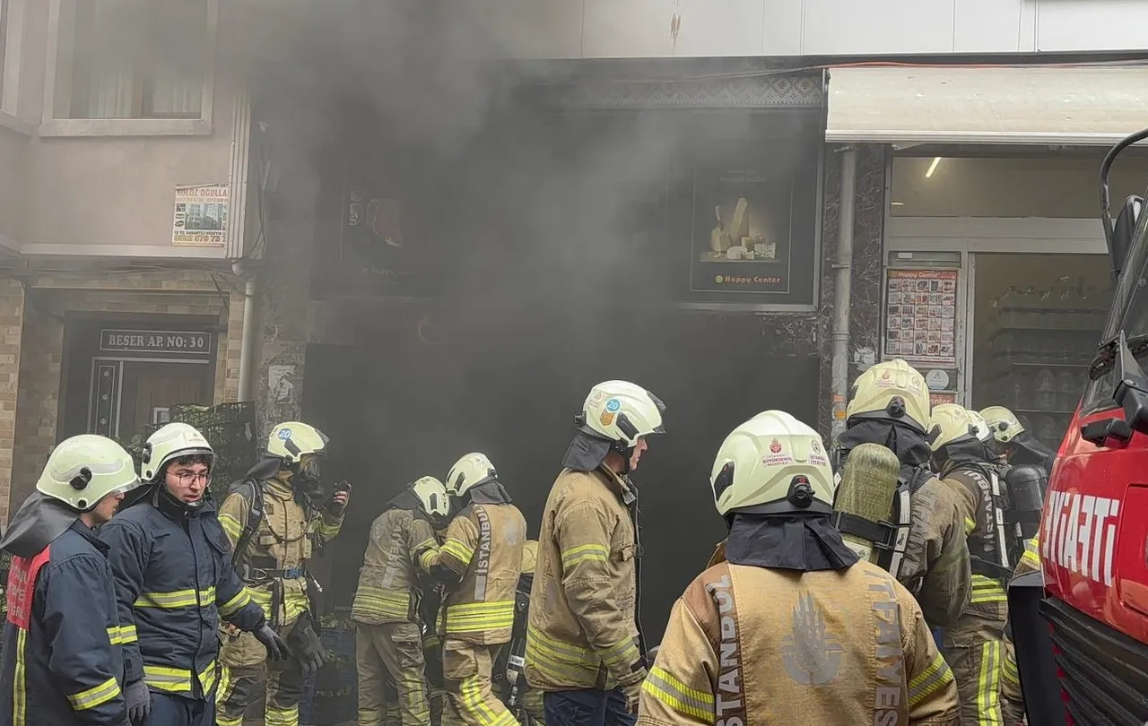 İstanbul'da zincir market deposunda yangın! Binada mahsur kalanlar kurtarıldı