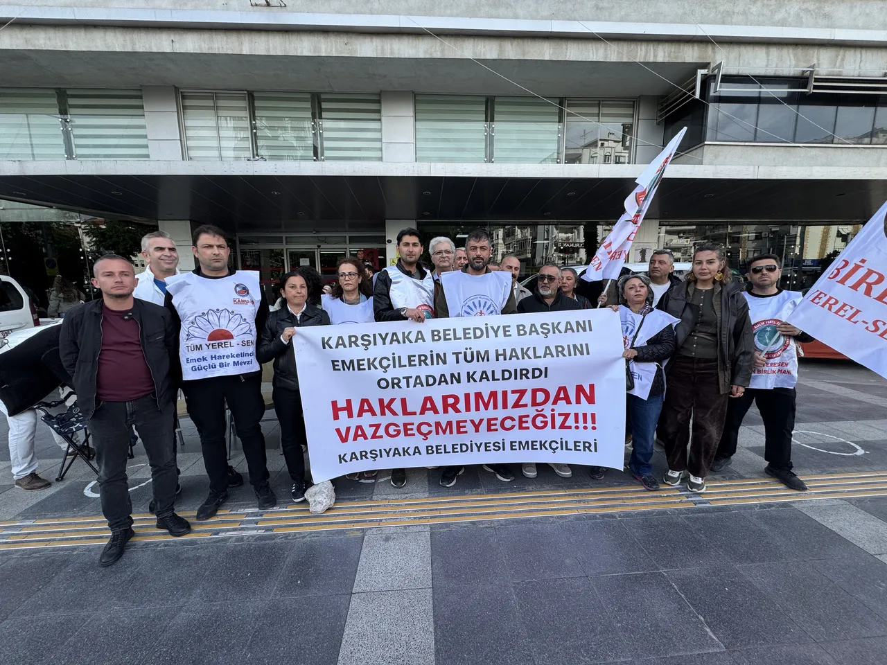 İzmirli belediyelerde isyan büyüyor! Karşıyaka'da da işçiler de ayaklandı