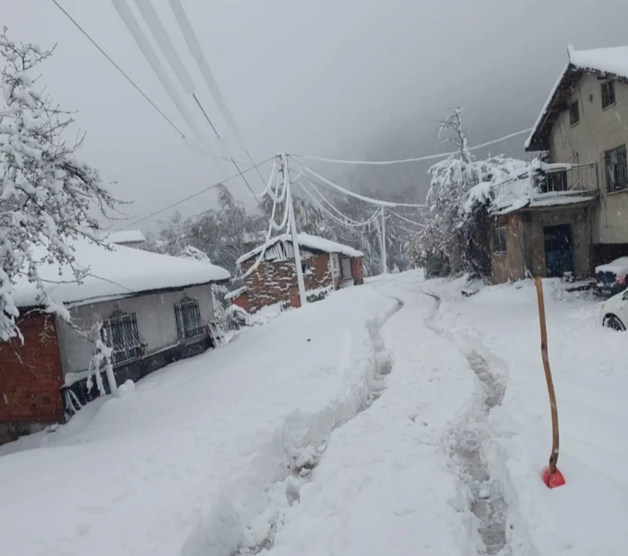 Kar kalınlığı 60 santimetreye ulaştı! Araçlar ve yollar kayboldu