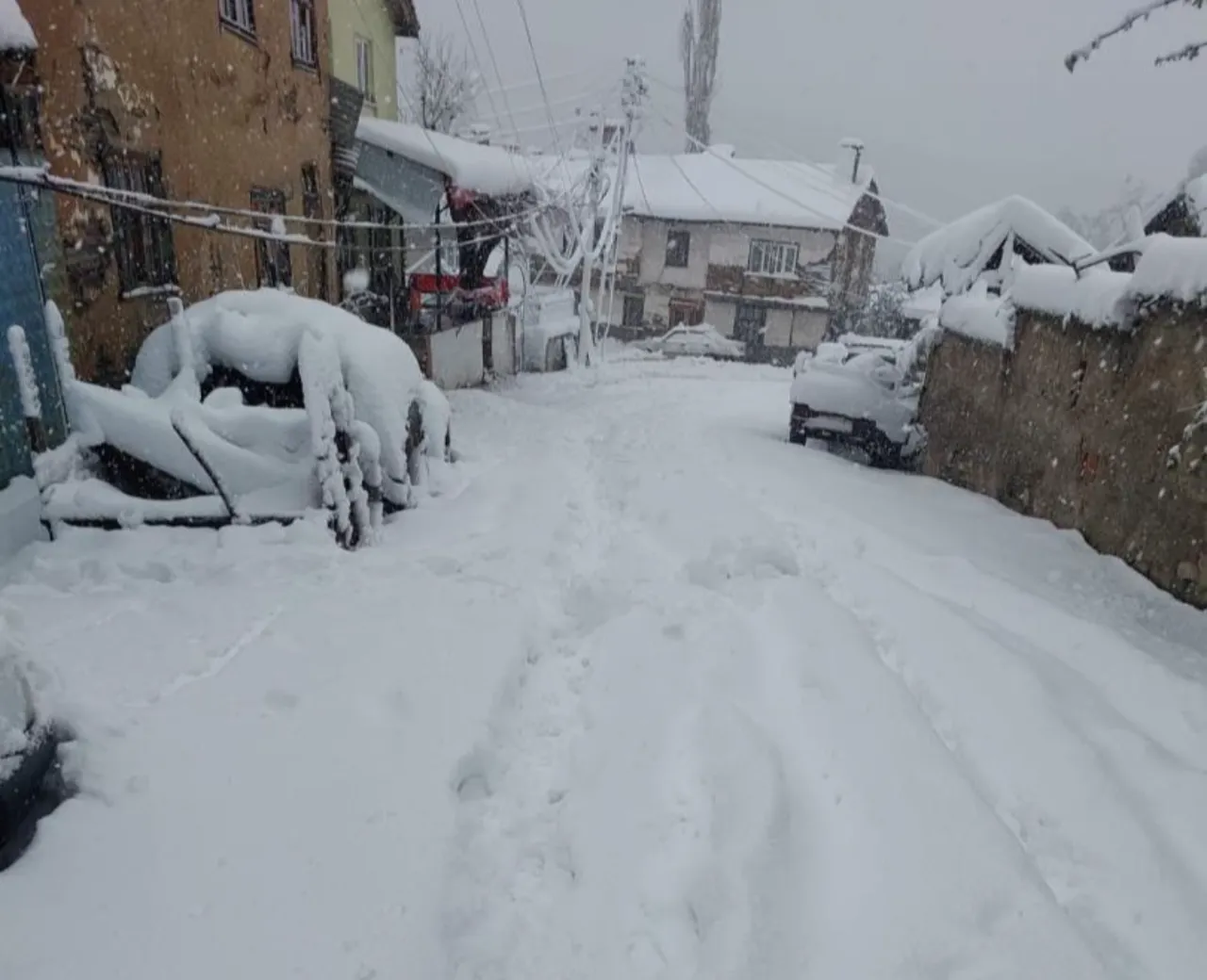 Kar kalınlığı 60 santimetreye ulaştı! Araçlar ve yollar kayboldu