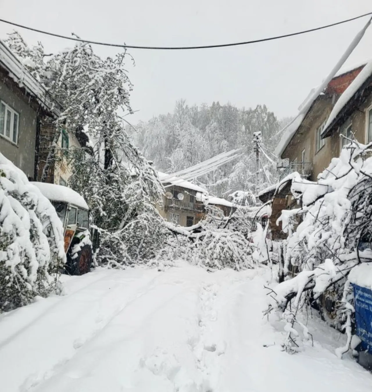 Kar kalınlığı 60 santimetreye ulaştı! Araçlar ve yollar kayboldu