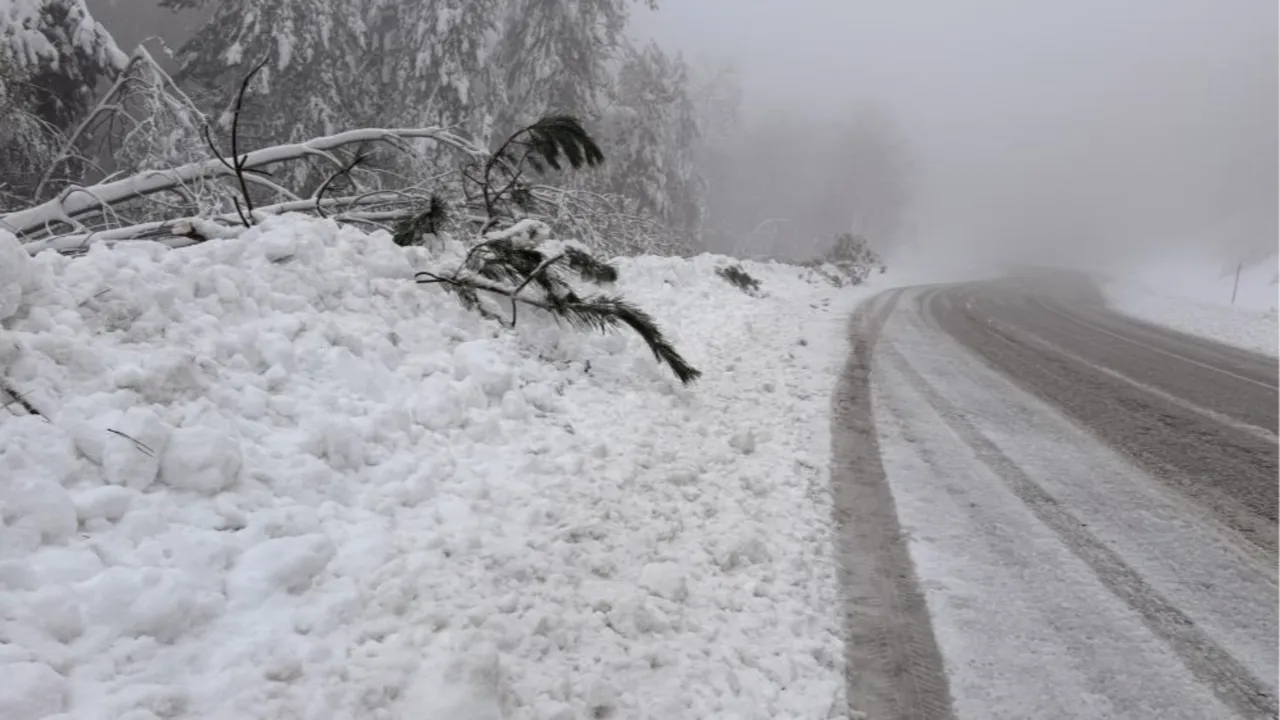 Kar kalınlığı 60 santimetreye ulaştı! Araçlar ve yollar kayboldu