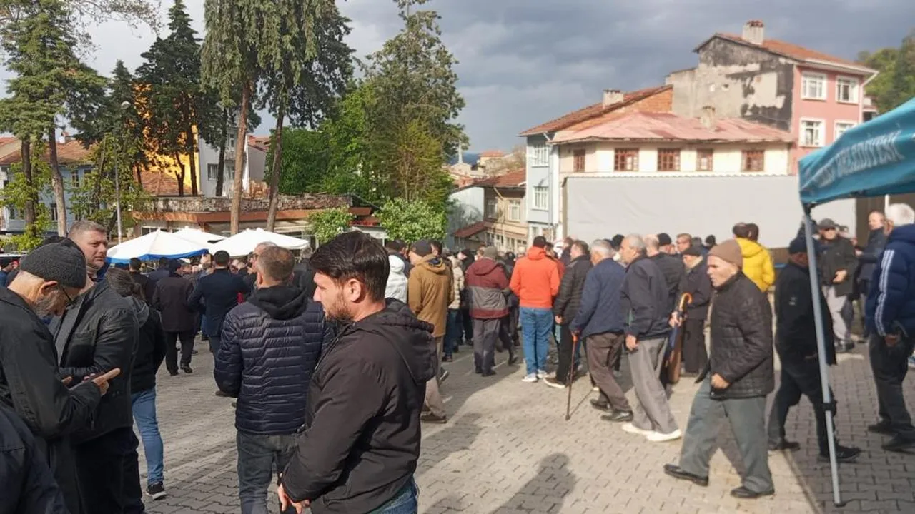 Simav acı veda! Mustafa Özlüer ve ailesi yan yana toprağa verildi