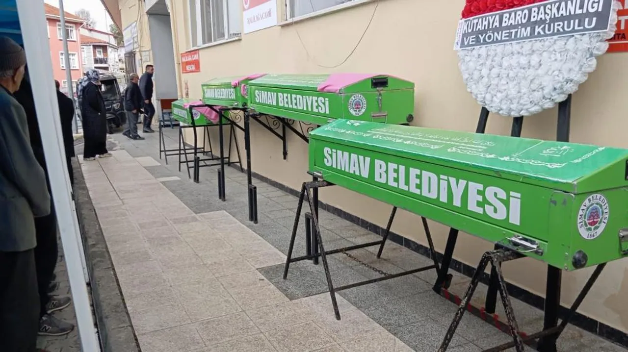 Simav acı veda! Mustafa Özlüer ve ailesi yan yana toprağa verildi