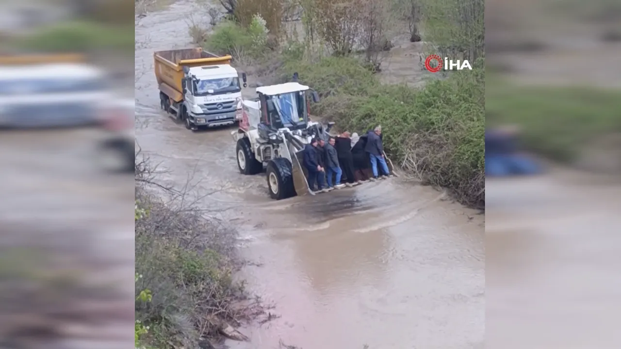 Sivas’ta sel sonrası inanılmaz görüntü! Ne otobüs ne traktör… Cenazeye kepçe üzerinde gittiler