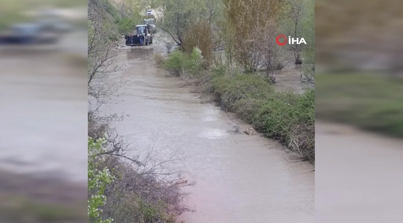Sivas’ta sel sonrası inanılmaz görüntü! Ne otobüs ne traktör… Cenazeye kepçe üzerinde gittiler