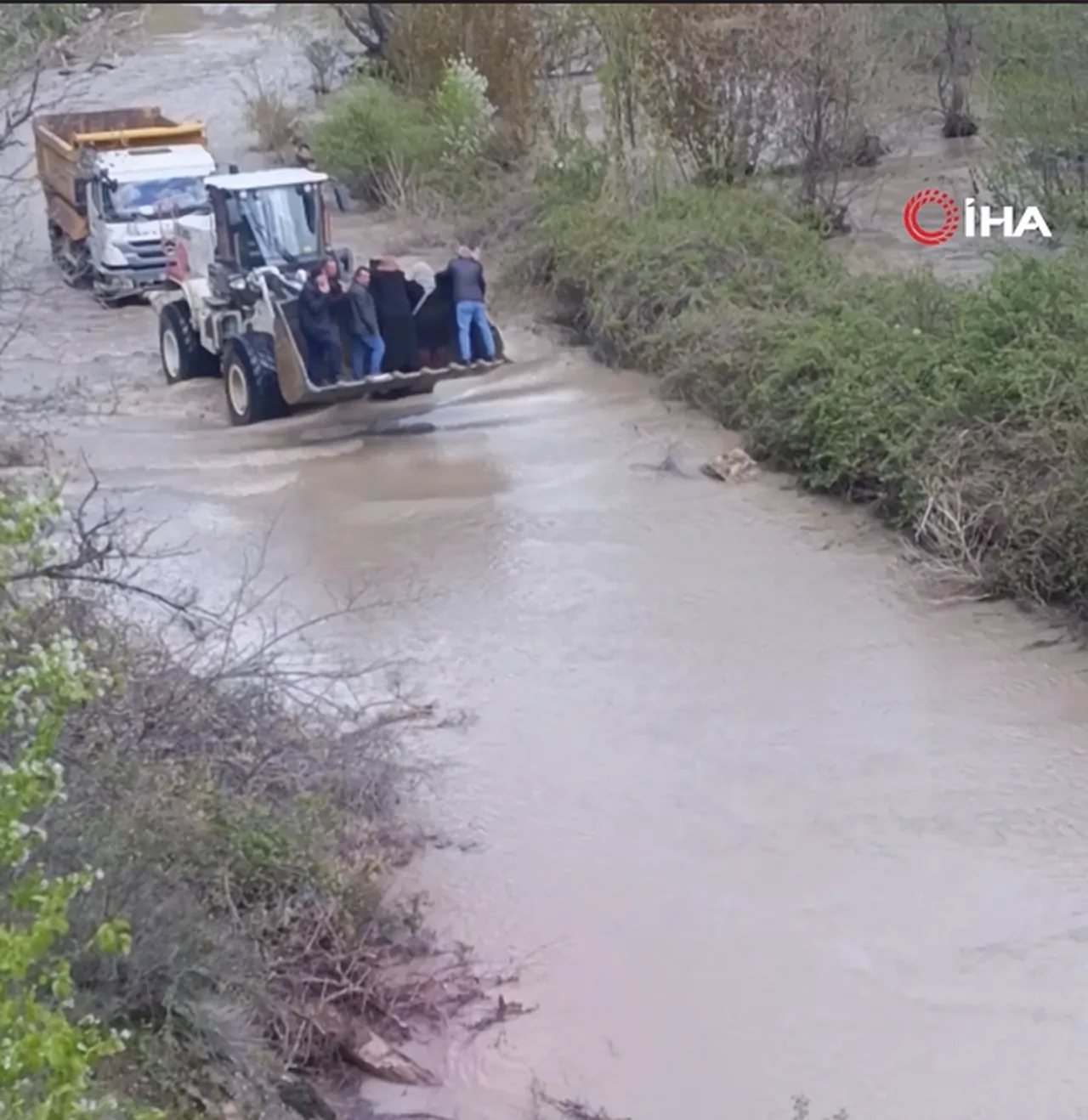 Sivas’ta sel sonrası inanılmaz görüntü! Ne otobüs ne traktör… Cenazeye kepçe üzerinde gittiler
