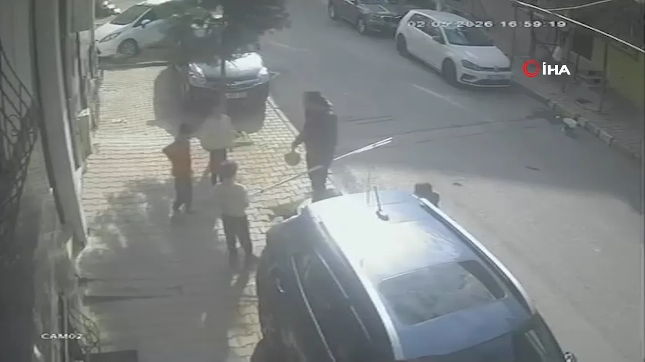 Sokakta oynayan çocuklara tekme tokat saldırıp ailelere bıçak çekti! O anlar kamerada