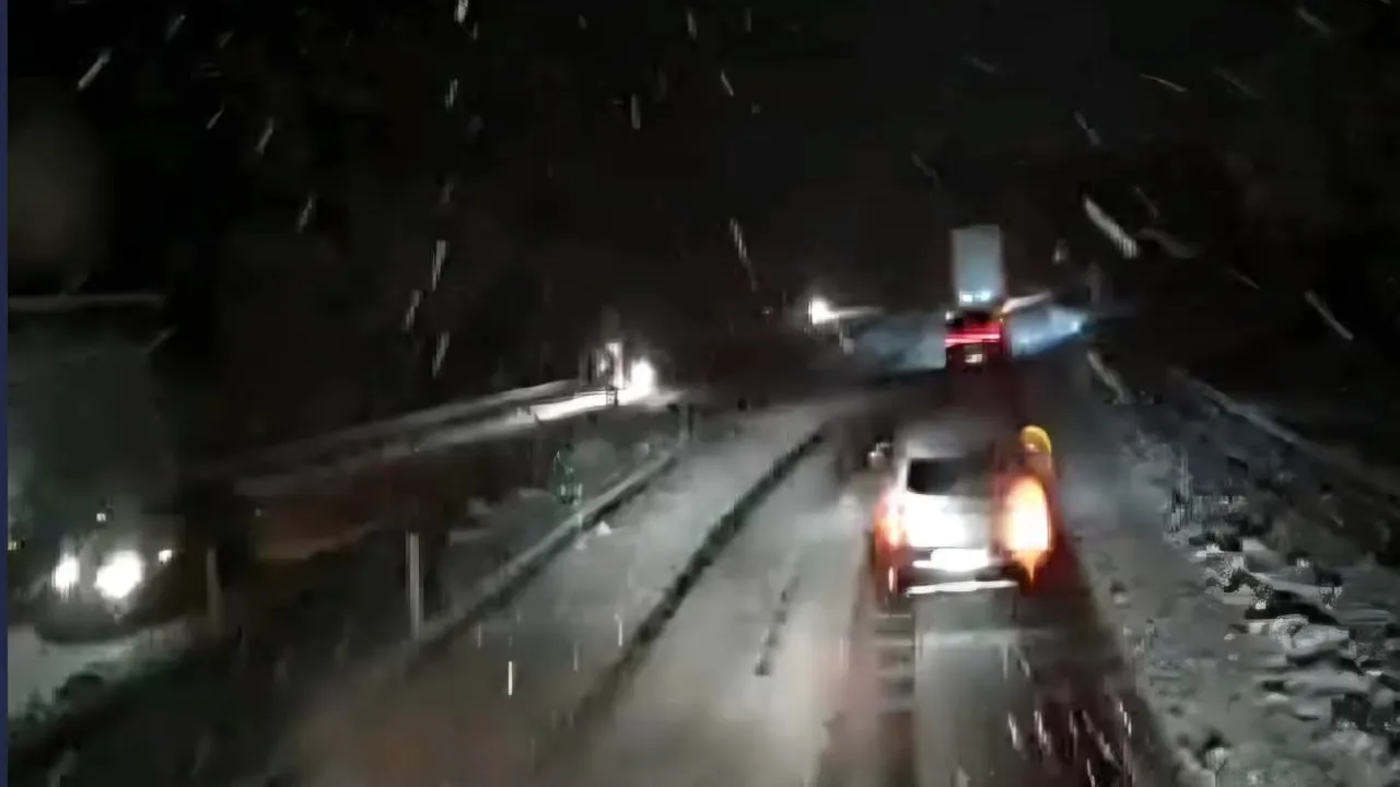 Yoğun kar yağışı ulaşımı vurdu! 3 kritik yol tırlara kapatıldı