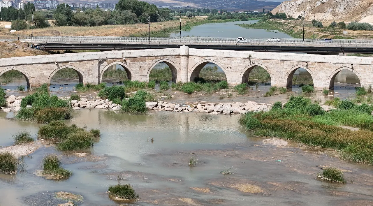 10 ilden geçiyor, 1.355 km uzunluğunda! Geçen yıl kurumak üzereydi, bu sene coştukça coştu