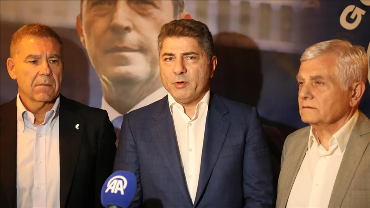 Hakan Safi (ortada)