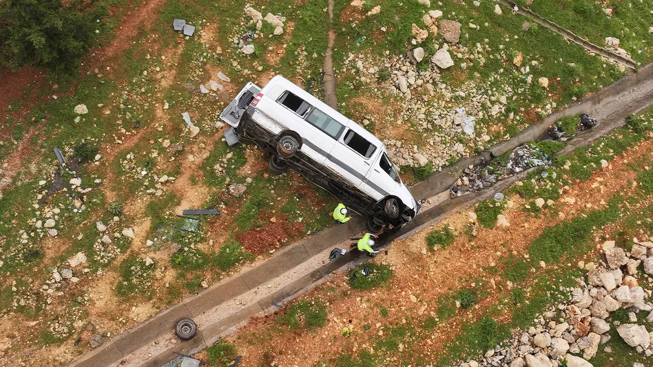 Gaziantep'te işçi servisi devrildi! Yaralılar var