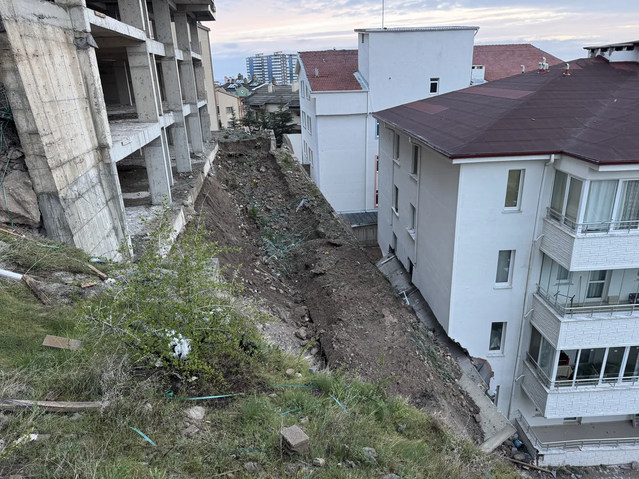 Gece neye uğradıklarını şaşırdılar! 'Bina üzerimize yıkıldı sandım'