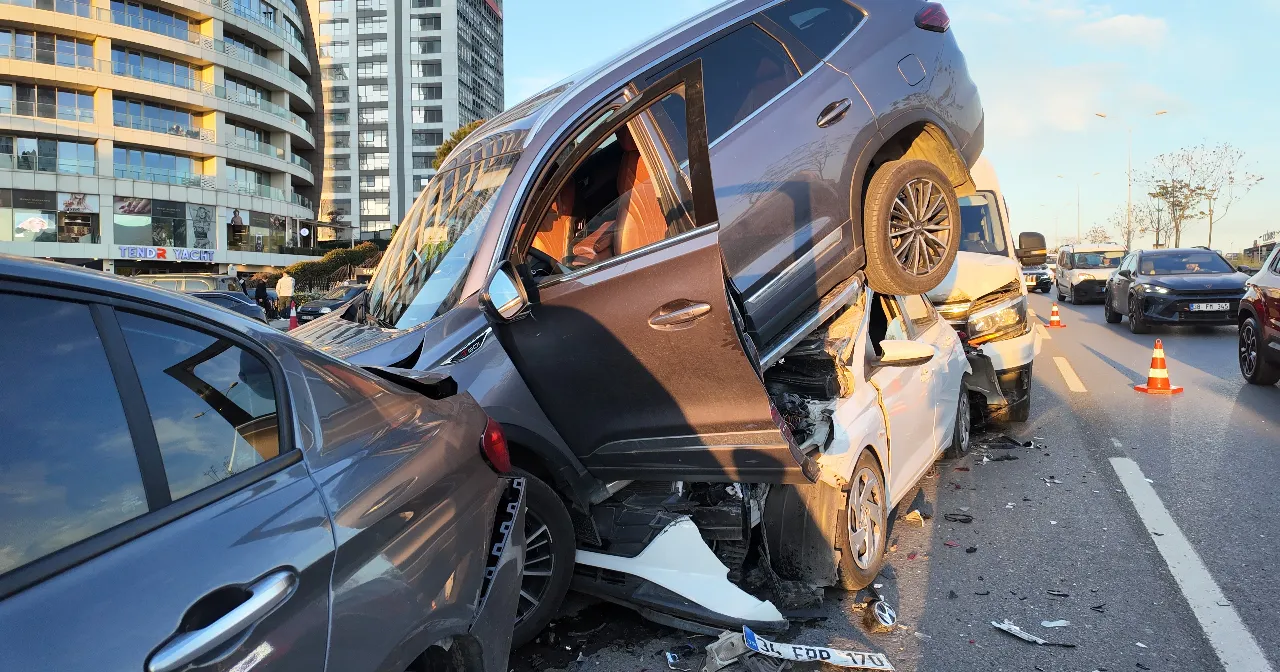 Kartal'da zincirleme kaza! 4 araç birbirine girdi, yaralılar var