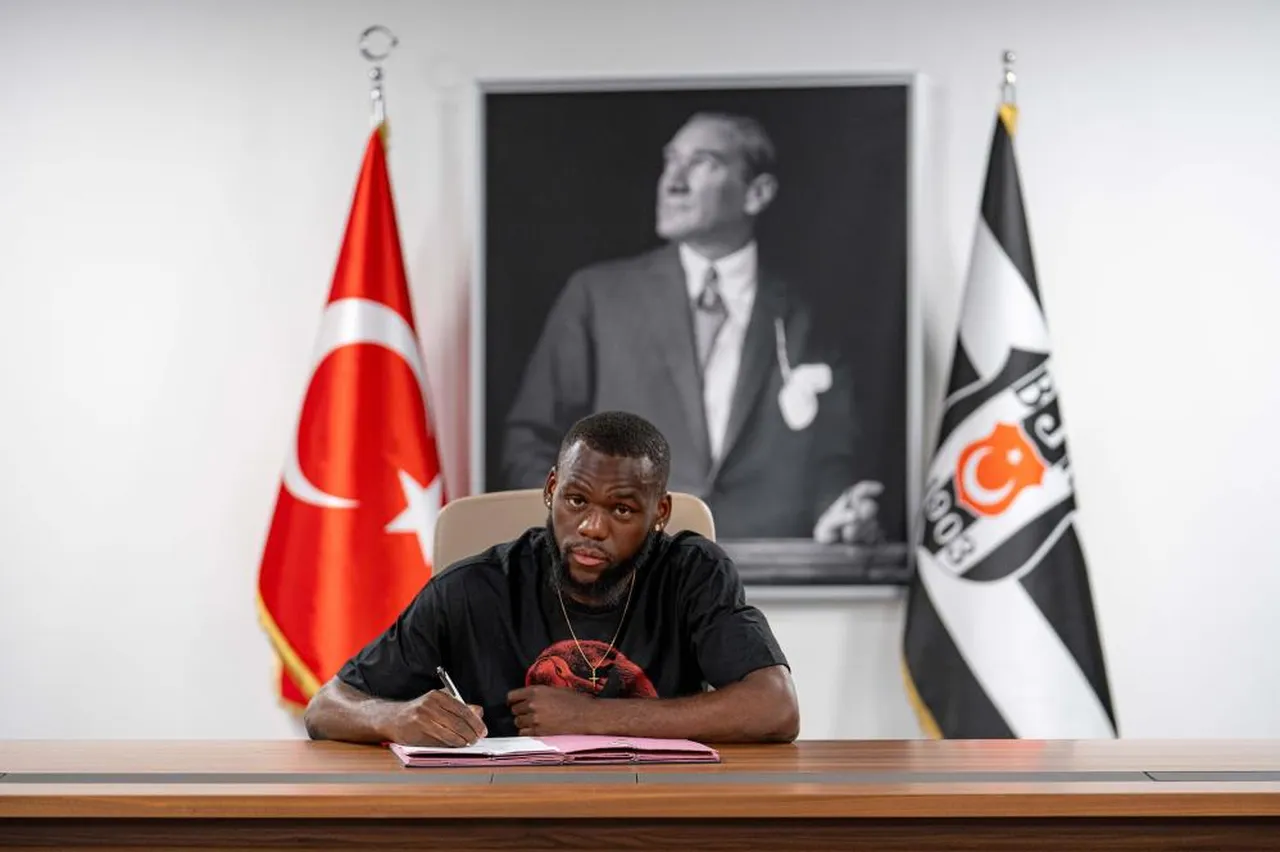 Onana, "Beşiktaş’a geldiğim için süper hissediyorum. Sosyal medyada taraftarın mesajları beni gelme konusunda çok motive etti. Hiç tereddüt etmeden geldim" demişti.