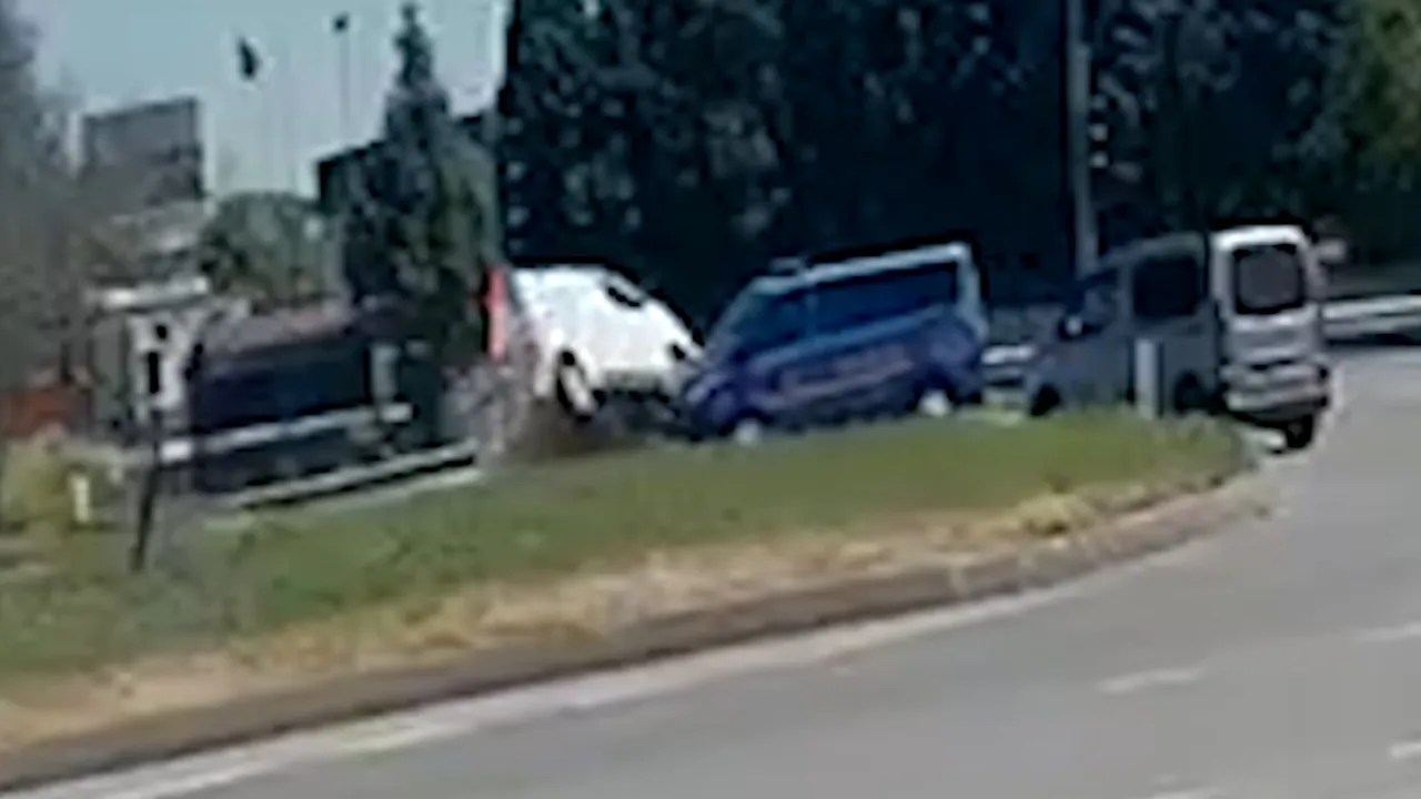 Lüleburgaz'da feci kaza! Jandarma aracıyla çarpışan panelvanın takla attığı anlar kamerada