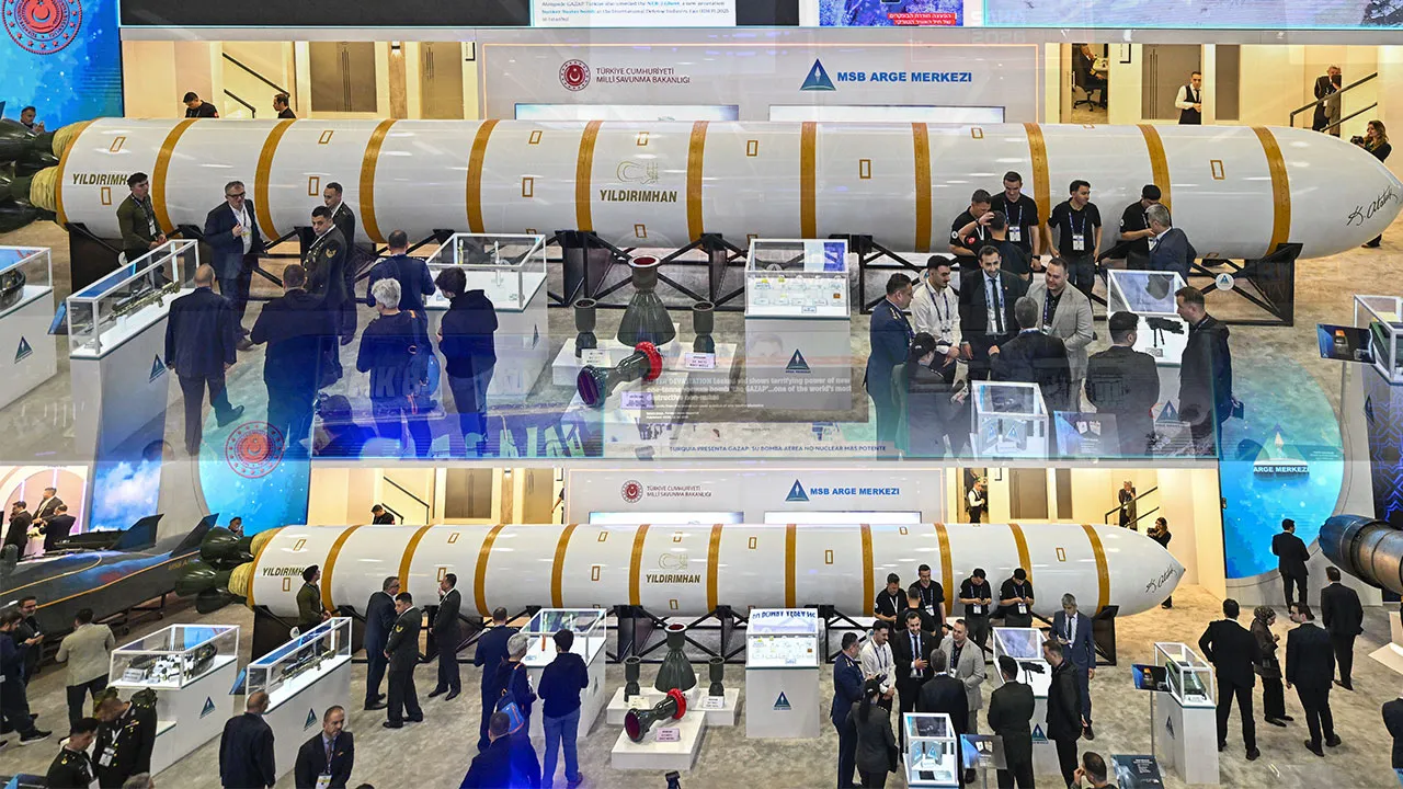 Menzili 6000 kilometre! Türkiye'nin kıtalararası balistik füzesi Yıldırımhan, SAHA'da vitrine çıktı