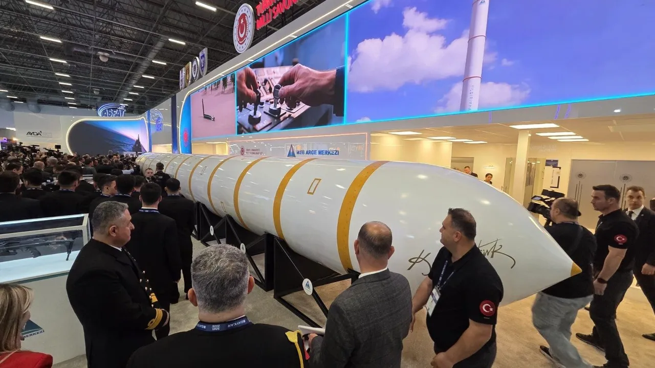 Menzili 6000 kilometre! Türkiye'nin kıtalararası balistik füzesi Yıldırımhan, SAHA'da vitrine çıktı