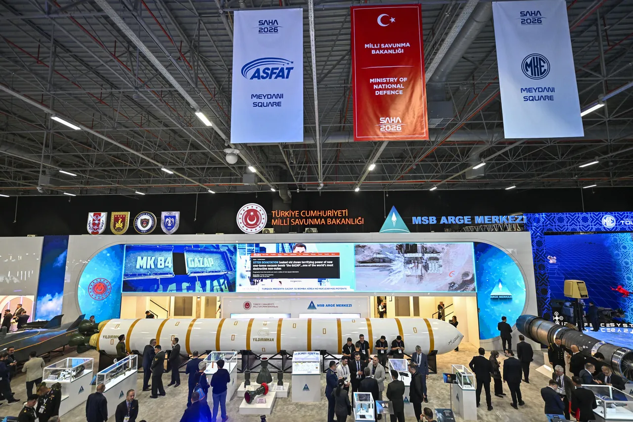 Menzili 6000 kilometre! Türkiye'nin kıtalararası balistik füzesi Yıldırımhan, SAHA'da vitrine çıktı