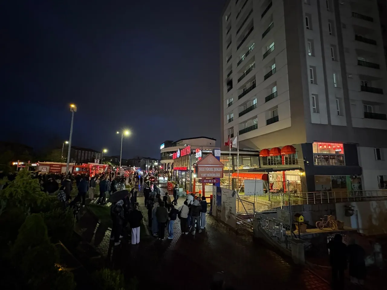 Öğrenci yurdunda yangın paniği! Herkes kendini sokağa attı