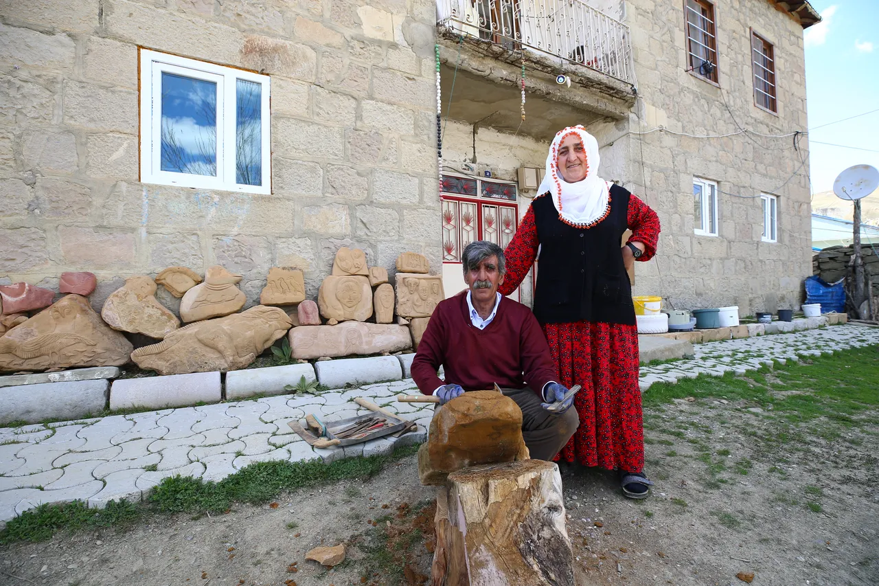 41 yıllık eşinden ilk kez ayrı kaldı, eve dönen kadın şoka girdi! ‘Kendini taşlara vurmuş’