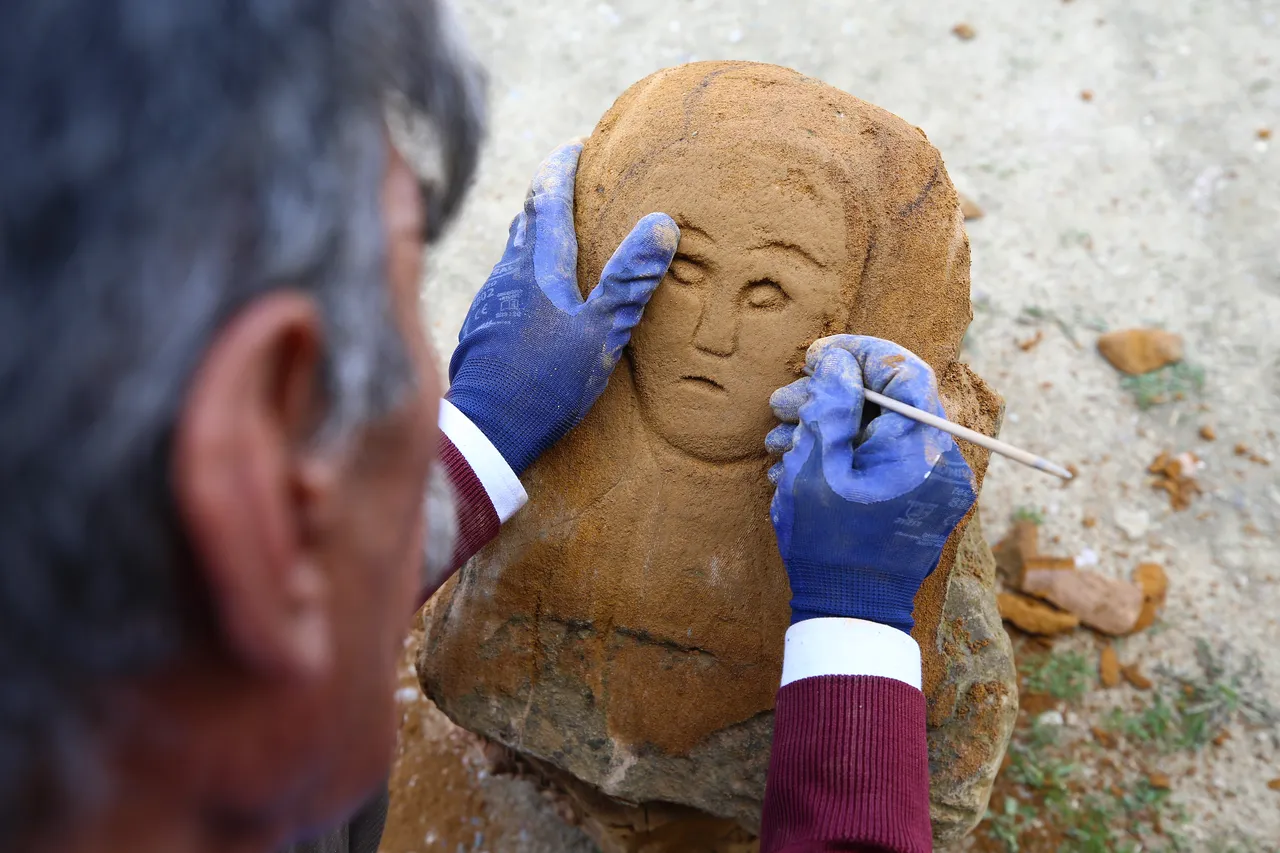 41 yıllık eşinden ilk kez ayrı kaldı, eve dönen kadın şoka girdi! ‘Kendini taşlara vurmuş’