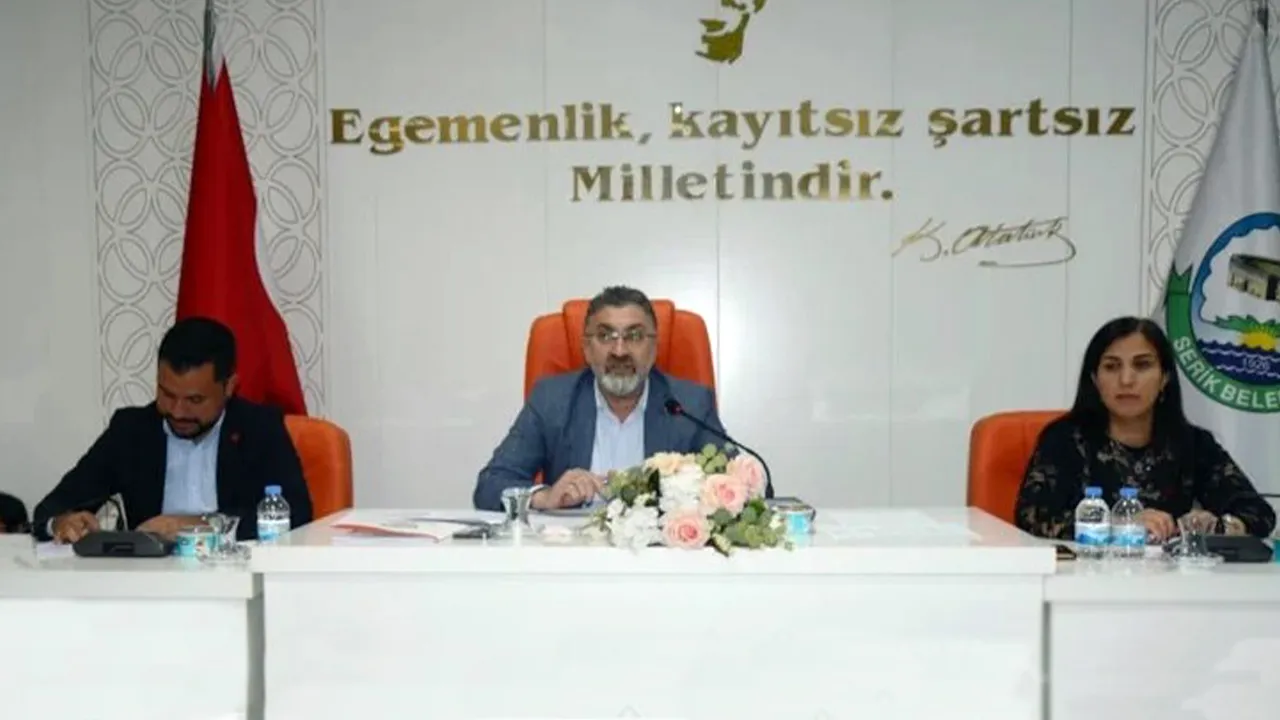AK Parti'ye geçen belediye başkanından CHP'lilere tepki: İşte bu yüzden barınamadım, iyi ki geçmişim