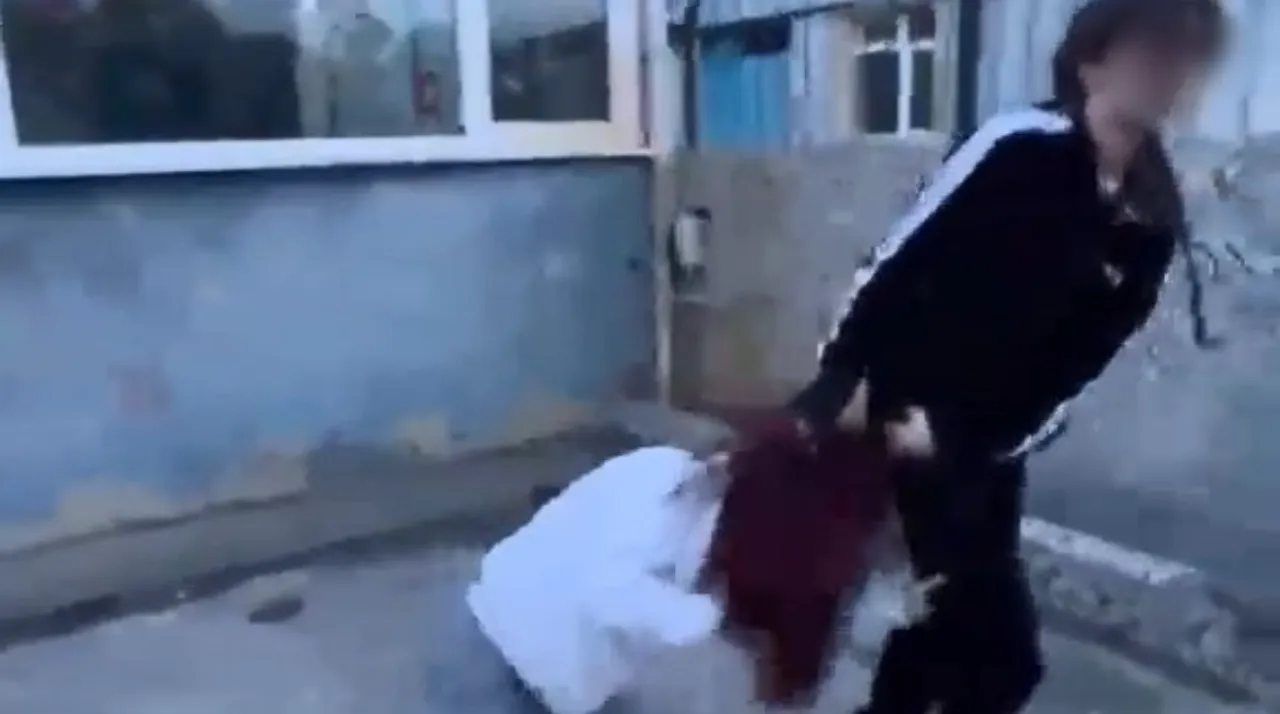 Akran zorbalığı kamerada! 17 yaşındaki kızı acımasızca darbedip kameraya çektiler