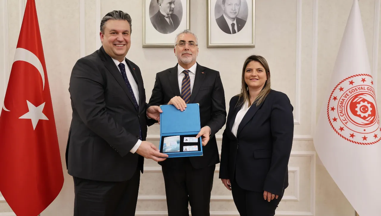 Bakan Işıkhan'dan Claudio Chinali'ye 'Turkuaz Kart'