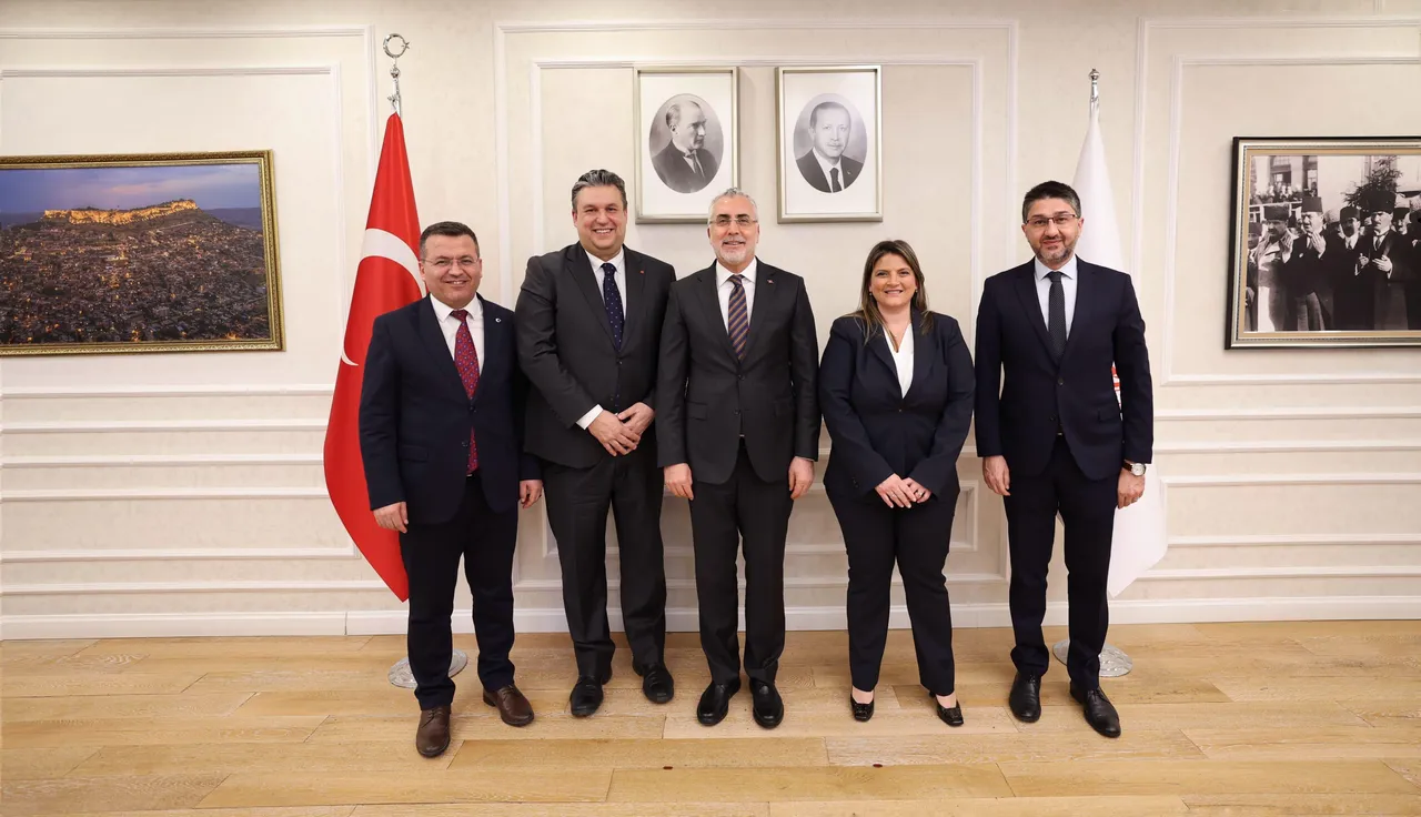 Bakan Işıkhandan Claudio Chinaliye Turkuaz Kart