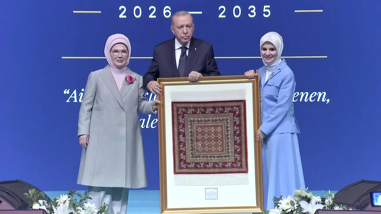 Cumhurbaşkanı’na ‘miras’ değerinde hediye! Yapımı 6 ay sürdü, 360 bin ilmek var… Tarihi 2 bin 500 yıl öncesine dayanıyor