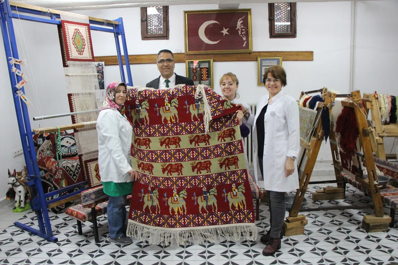 Cumhurbaşkanı’na ‘miras’ değerinde hediye! Yapımı 6 ay sürdü, 360 bin ilmek var… Tarihi 2 bin 500 yıl öncesine dayanıyor