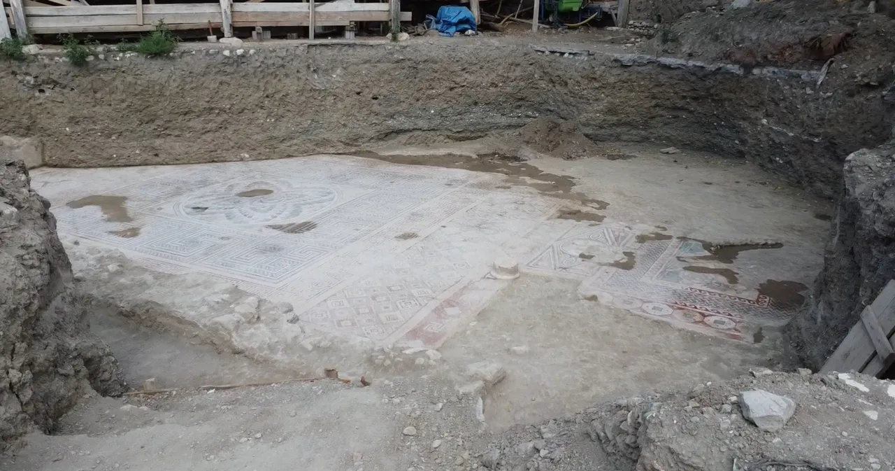 Kaçak kazıdan ‘Roma mirası’ çıktı! 'Çingene Kızı' mozaiğine benziyor…Milattan sonra 2'nci ve 4'üncü yüzyıla ait olabilir
