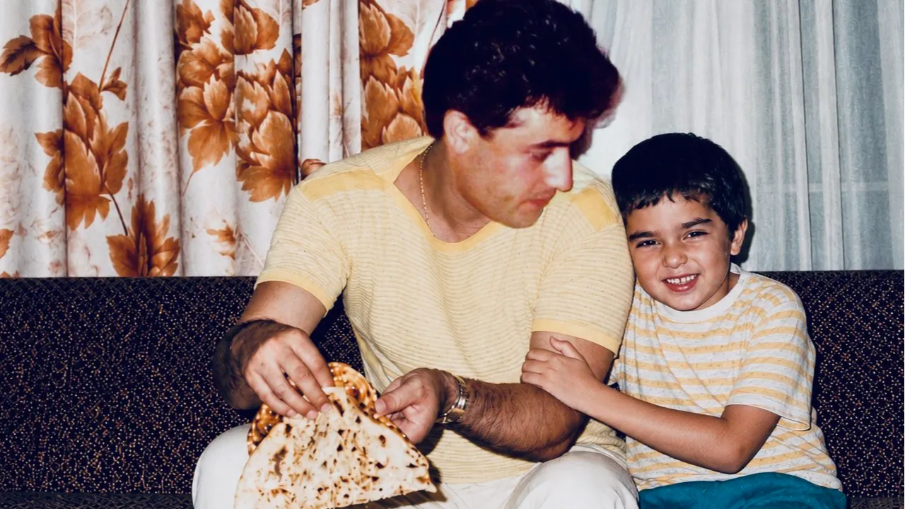 Ünlü türkücü Mahmut Tuncer'in oğlu babası ile fotoğrafını paylaştı! AK Parti MKYK üyesiydi