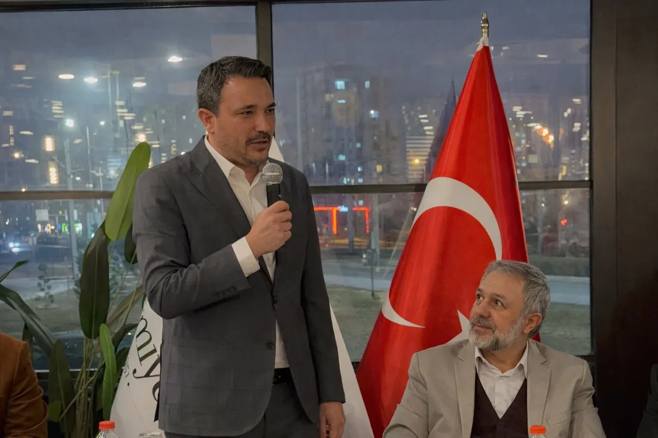 Ünlü türkücü Mahmut Tuncer'in oğlu babası ile fotoğrafını paylaştı! AK Parti MKYK üyesiydi