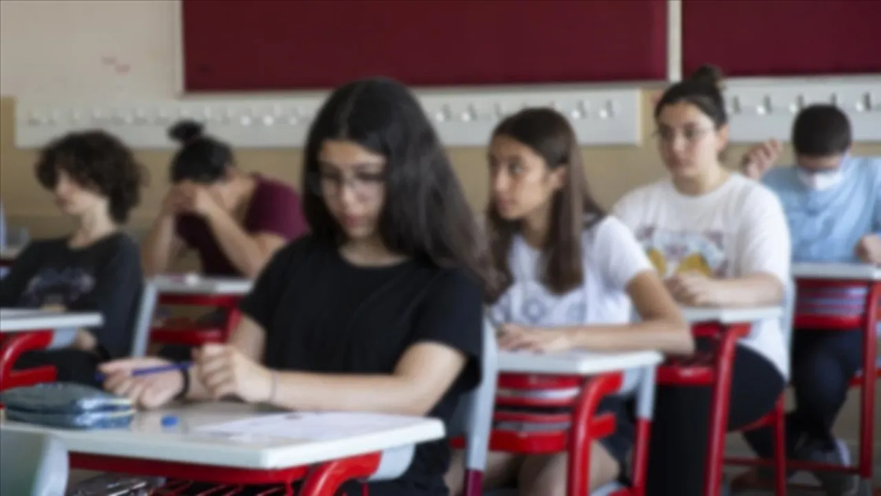 Yapay zeka notu düşürdü! Yazarak değil, izleyerek çalışan öğrenciler sınavda döküldü