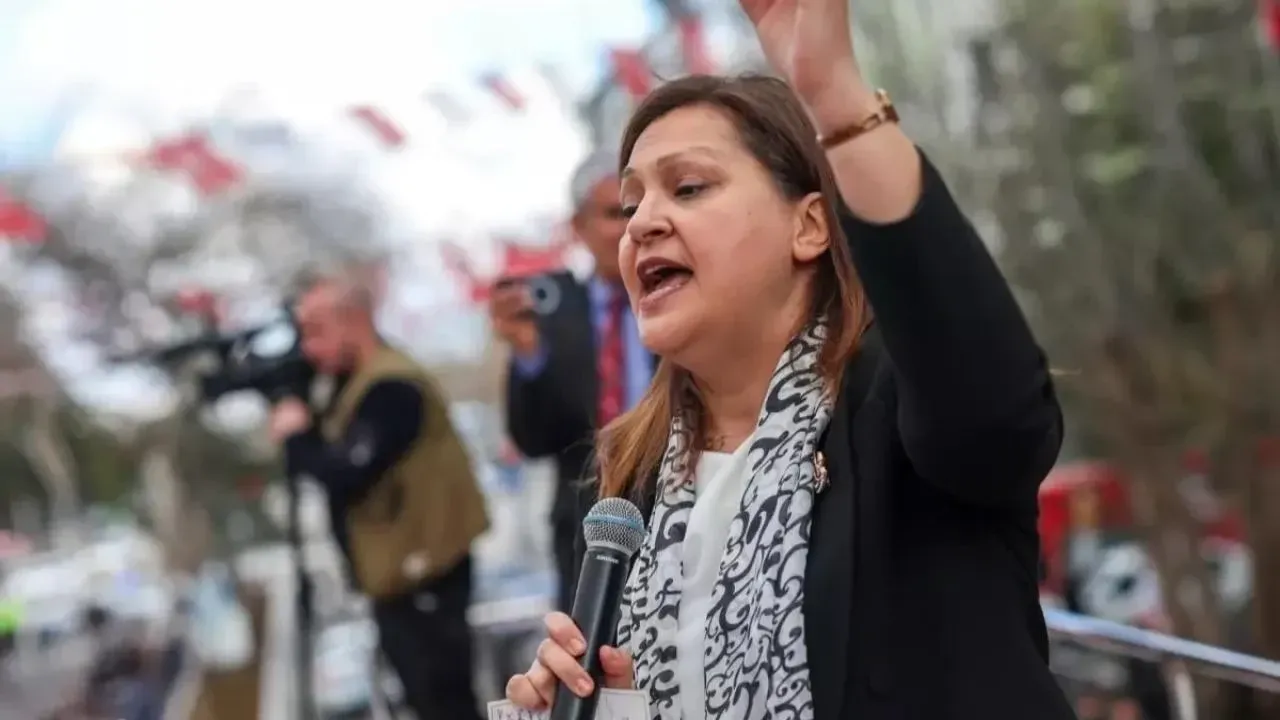 AK Partiye geçeceği iddia ediliyordu! CHPden Burcu Köksal açıklaması geldi