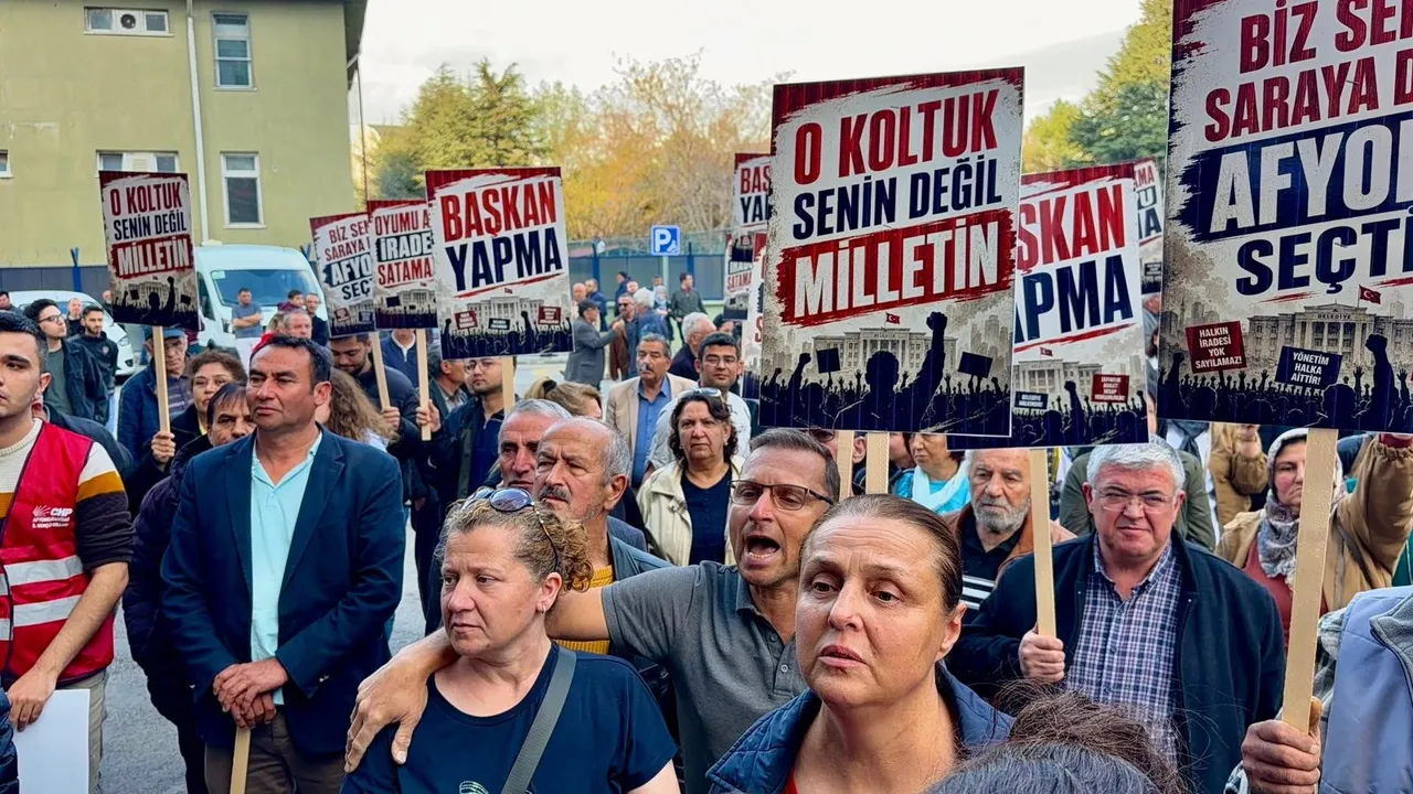 AK Parti'ye geçeceği konuşuluyordu... CHP'li yöneticiler Burcu Köksal'a ulaşamıyor