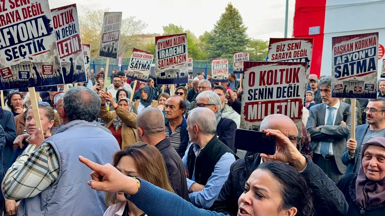 AK Parti'ye geçeceği konuşuluyordu... CHP'li yöneticiler Burcu Köksal'a ulaşamıyor