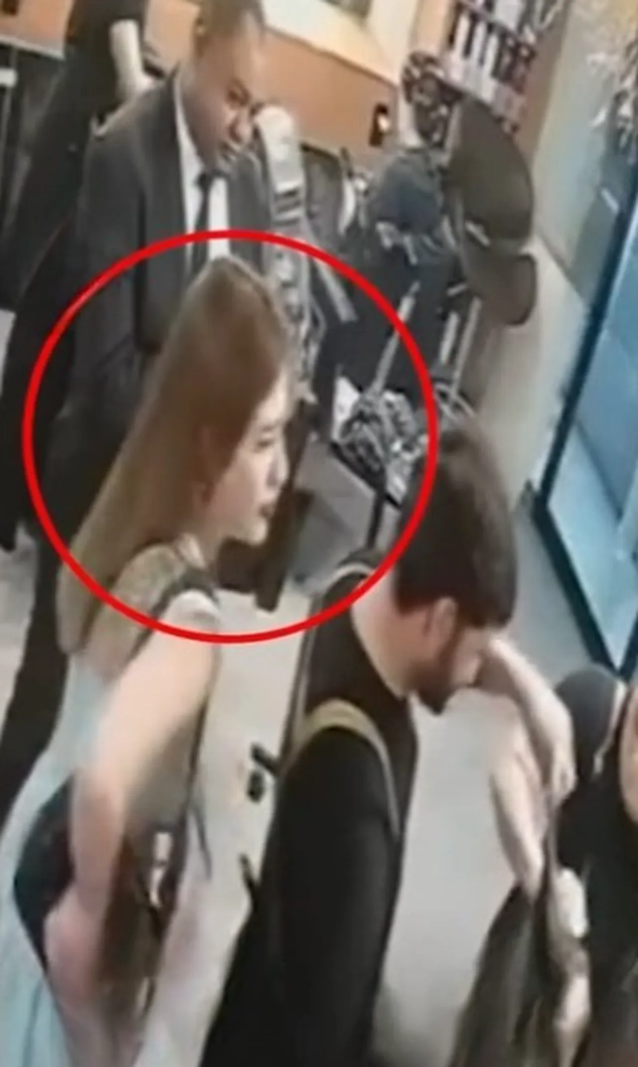 Bu da oldu! Saç kesimini beğenmeyen kadın, kuaförünü bıçakladı