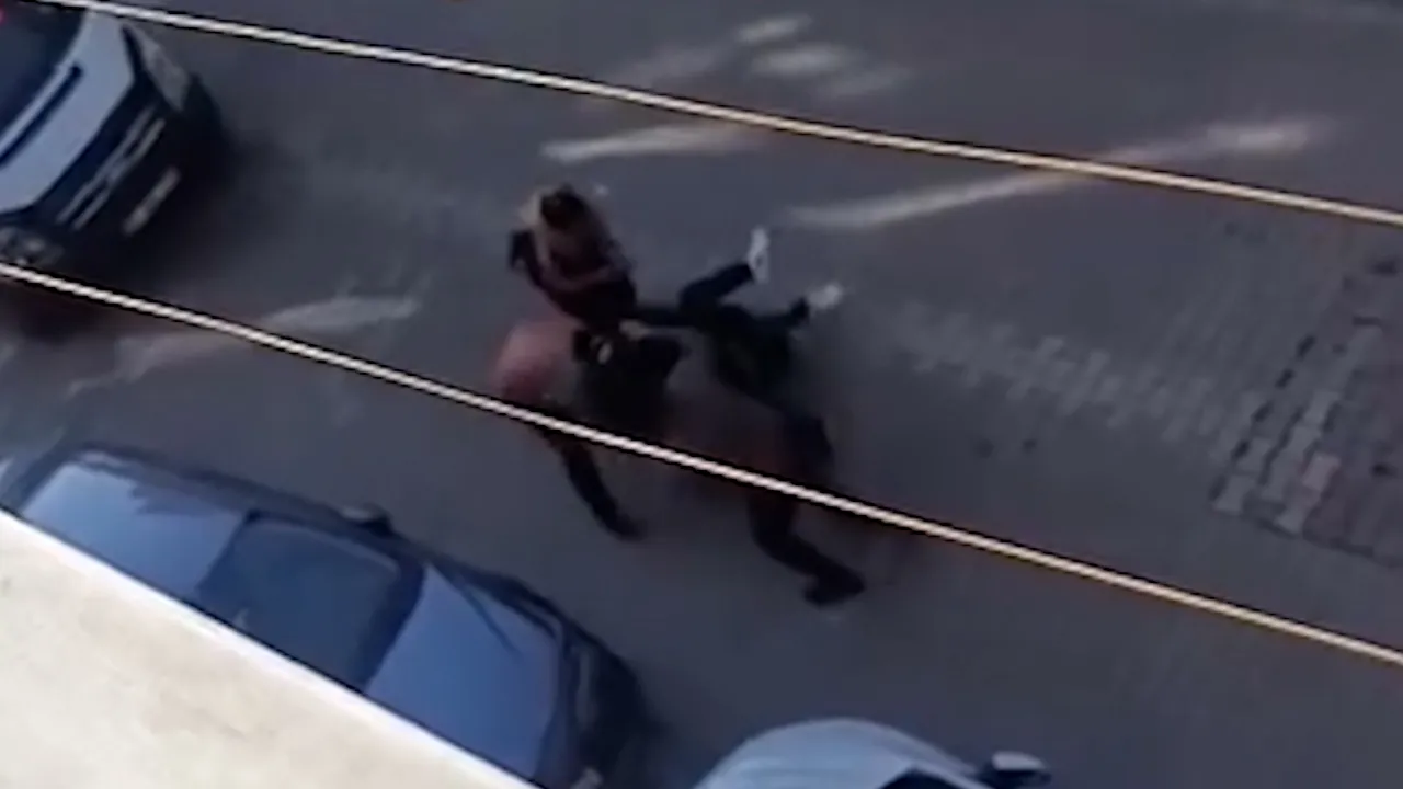 Gözaltına alınan oğlunu kurtarmak için polise kafa atıp tornavidayla vurdu!