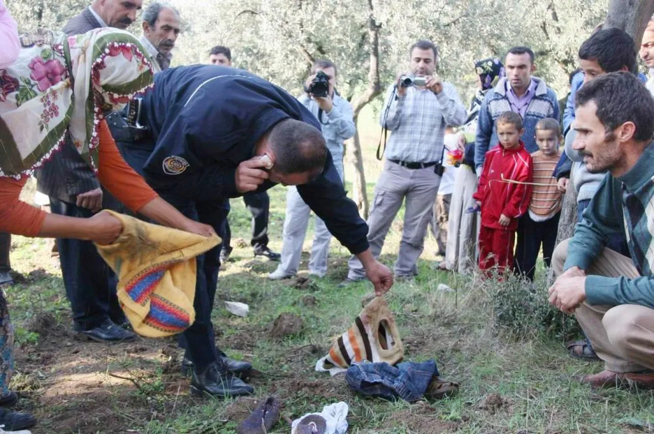 Bursa'da köpek saldırısının yaşandığı yeri polis inceliyor, 2009 - İHA Arşiv