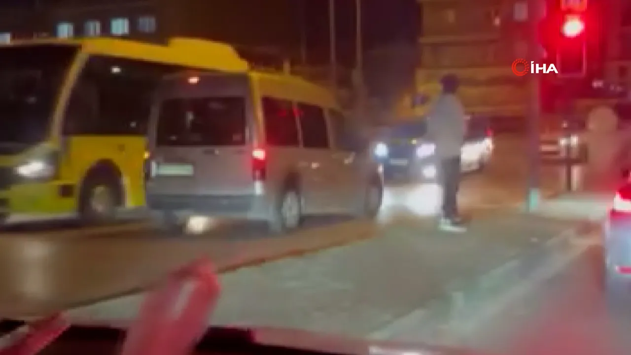Hem kendini hem başkalarını hiçe saydı! Ters şeride giren sürücü trafiği birbirine kattı