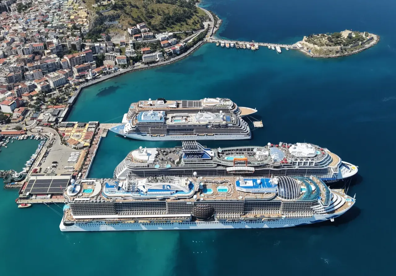 Limana 4 gemi birden demir attı! 10 binden fazla turist ilçeye akın etti