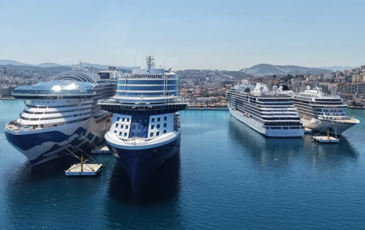 Limana 4 gemi birden demir attı! 10 binden fazla turist ilçeye akın etti